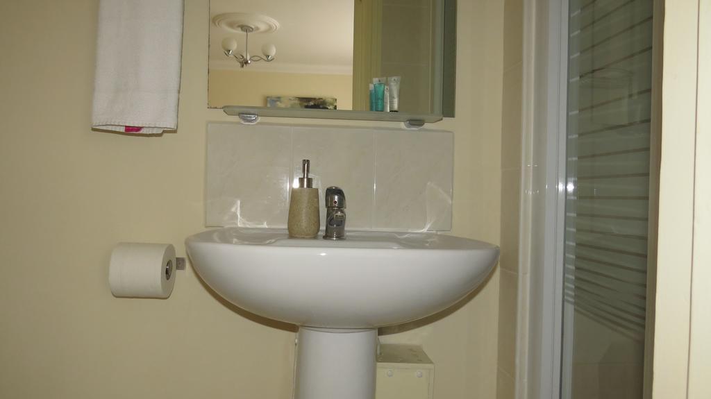 Montrose Guest House Romford Bagian luar foto